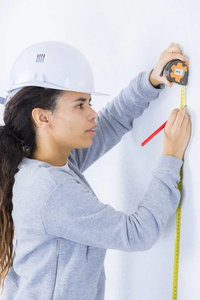 Jovem Empreiteiro Medição Marcação Parede — Fotografia de Stock