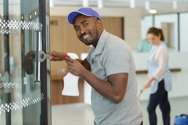 Een Man Maakt Het Raam Schoon — Stockfoto