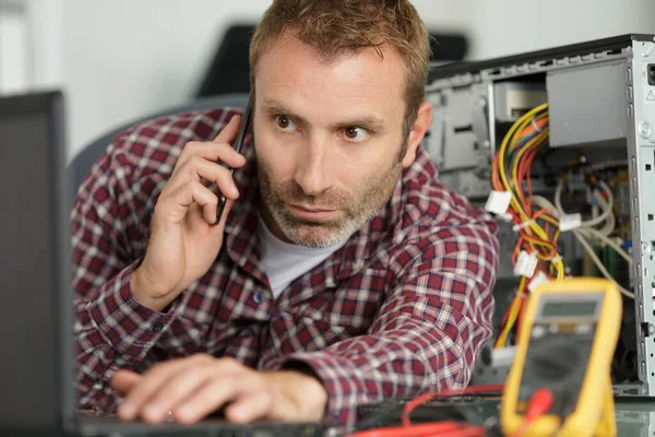 Homem Telefone Fixando — Fotografia de Stock