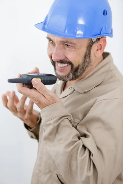 Construtor Falando Walkie Talkie Realizada Plana Frente Dele — Fotografia de Stock