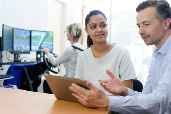 Colaboradores Discutiendo Proyecto Mediante Uso Tableta Digital — Foto de Stock