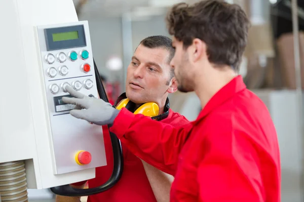 Arbeiter Die Cnc Metall Betreiben Springen Der Fabrik Aus — Stockfoto