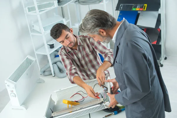 Rörmokare Och Lärling Fixerande Radiator Med Skiftnyckel — Stockfoto