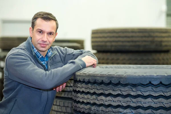 Zelfverzekerde Monteur Naast Banden Een Garage — Stockfoto