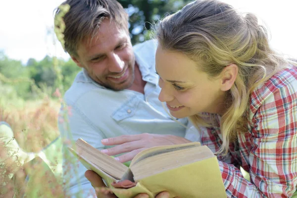 Pareja Acostada Parque Leyendo Libro — Foto de Stock