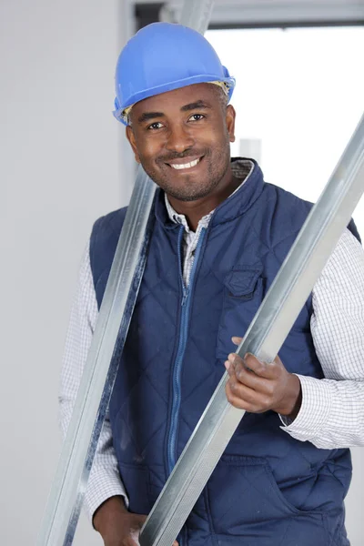Retrato Construtor Masculino Segurando Estrutura Alumínio — Fotografia de Stock