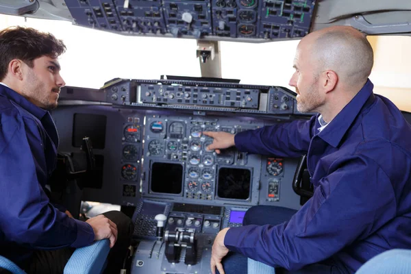 Genç Adam Uçak Kokpitinde Eğitim Görüyor — Stok fotoğraf