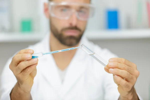 Portrait Man Holding Pipette — Stock Photo, Image