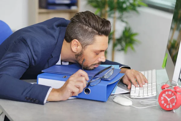 Homme Dormant Dans Une Position Drôle Dans Bureau — Photo