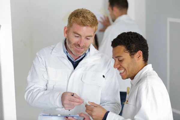 Een Huisschilder Een Elektricien Lachend — Stockfoto