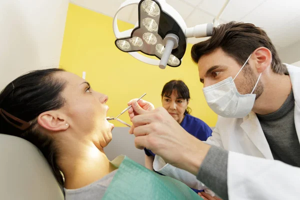 Dentista Atendiendo Una Paciente Femenina —  Fotos de Stock