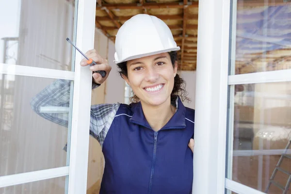 室内快乐的女建筑工人 — 图库照片