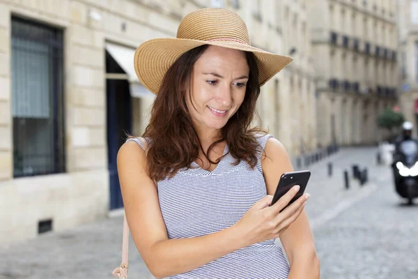 Modebloggerin Checkt Ihr Handy — Stockfoto