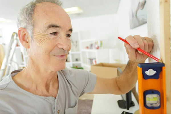 Homem Sênior Trabalhando Com Nível Espírito — Fotografia de Stock