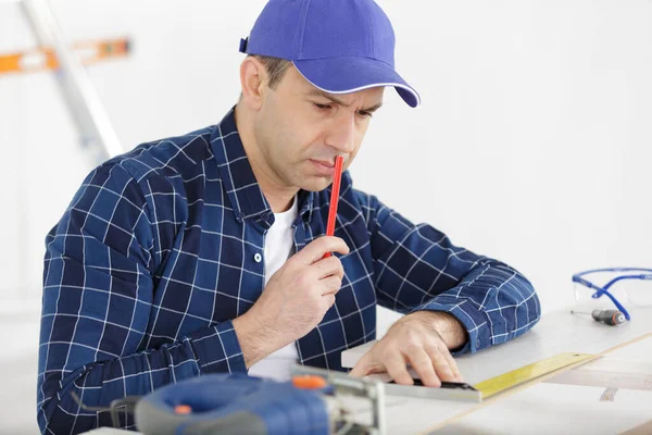 Ambachtsman Meten Met Liniaal Potlood Een Houten Plank — Stockfoto