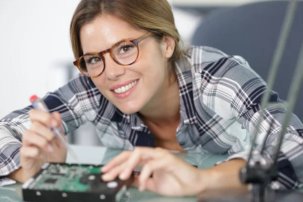 Gelukkig Vrouw Reparaties Een Laptop Met Behulp Van Schroevendraaier — Stockfoto