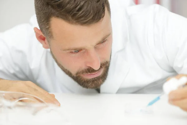 Mannelijke Wetenschapper Werkzaam Laboratorium — Stockfoto