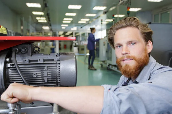 Mann Repariert Eine Drehmaschine Einer Fabrik — Stockfoto