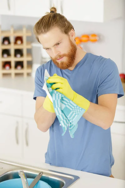 Homem Lavando Pratos Cozinha — Fotografia de Stock
