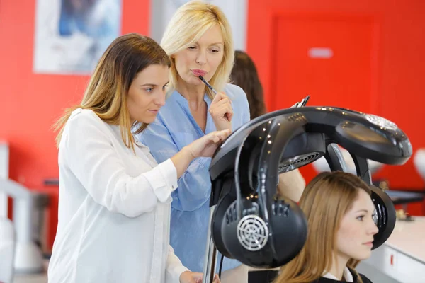 Female Apprentice Wants Become Hairdresser — Stock Photo, Image