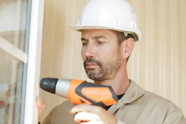 Uomo Sta Perforando Finestra — Foto Stock