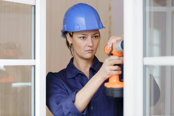 Kvinna Som Arbetar Med Kraft Borr Medan Installerar Fönster — Stockfoto