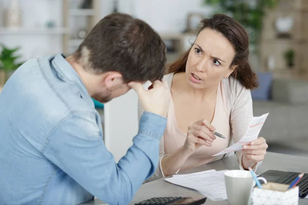 Mujer Confrontando Pareja Por Recibo — Foto de Stock