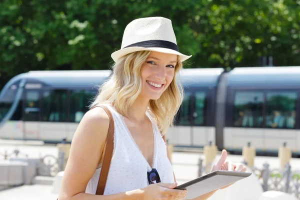 Portrait Femme Utilisant Une Tablette Plein Air Tram Arrière Plan — Photo