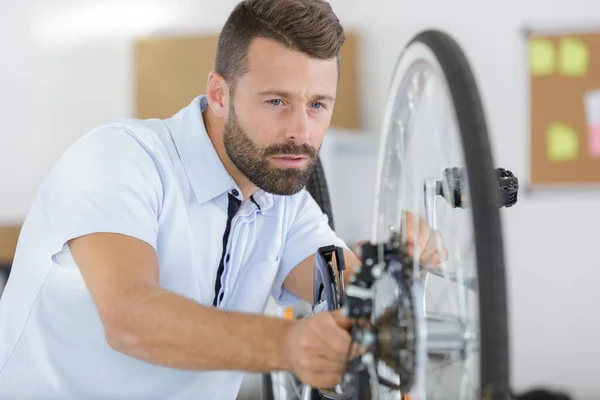Bisiklet Dükkanında Çalışan Bir Adam — Stok fotoğraf