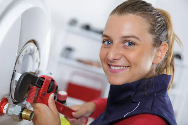 Vrouwelijke Loodgieter Werken Aan Centrale Verwarming Boiler — Stockfoto