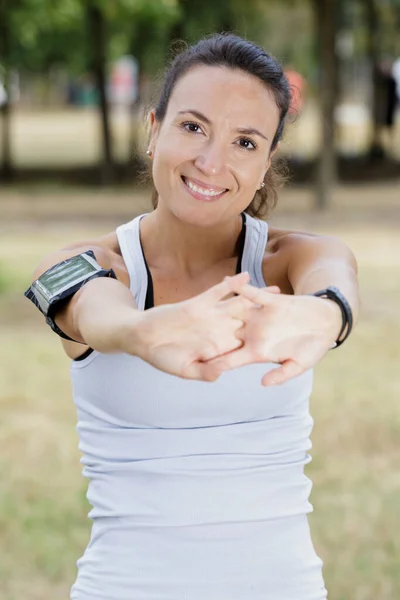 Donna Sportiva Godendo Stretching Braccia Corpo — Foto Stock