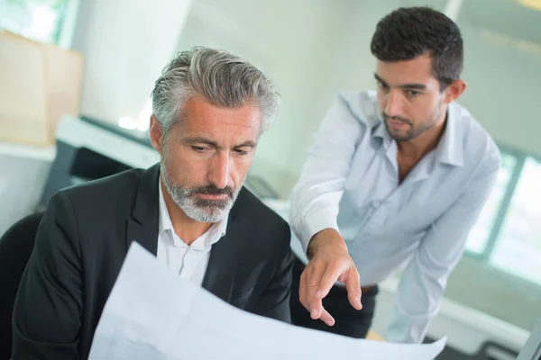 Mensen Beoordeling Van Het Plan — Stockfoto