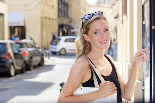 Young Woman Window Shopping — Stock Photo, Image