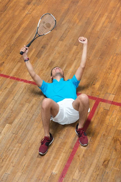 Glücklicher Spieler Mit Schläger Liegt Boden — Stockfoto