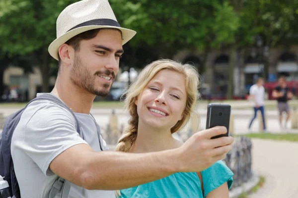 Młoda Para Robi Selfie Parku — Zdjęcie stockowe