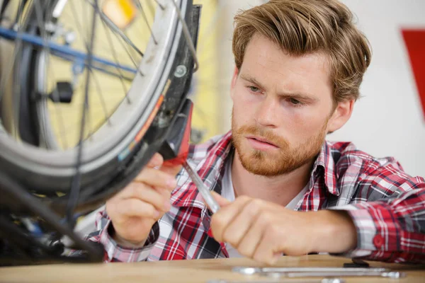 Mann Fahrrad Mechaniker Reparatur Fahrräder — Stockfoto