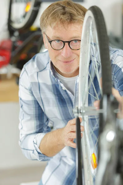 Volwassen Man Werken Fiets Wiel — Stockfoto