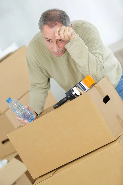 Müder Mann Mit Pappkartons Herum — Stockfoto