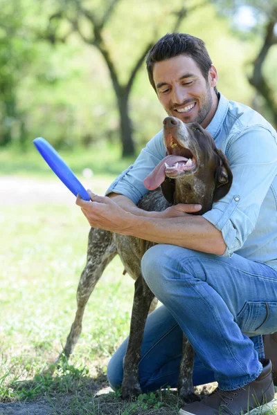 Man Smeker Hund Skogen För Promenad — Stockfoto