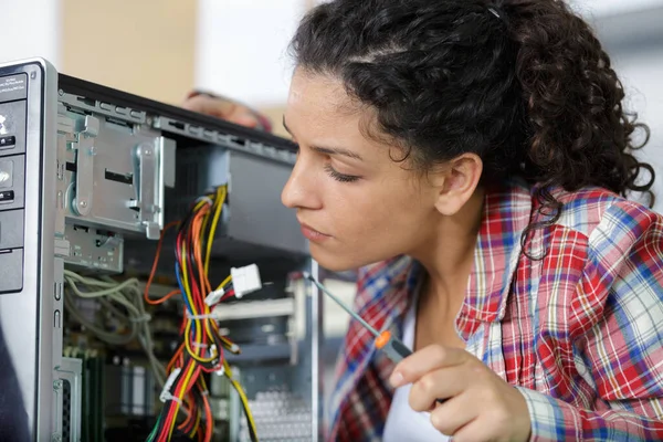 Schattig Vrouwelijk Ingenieur Thuis Werken Aan Technologie — Stockfoto
