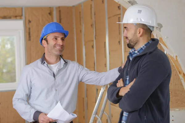 Retrato Dois Construtores Falando — Fotografia de Stock