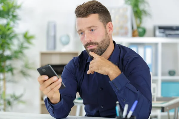 Man Met Mobiele Telefoon Laptop Kantoor — Stockfoto