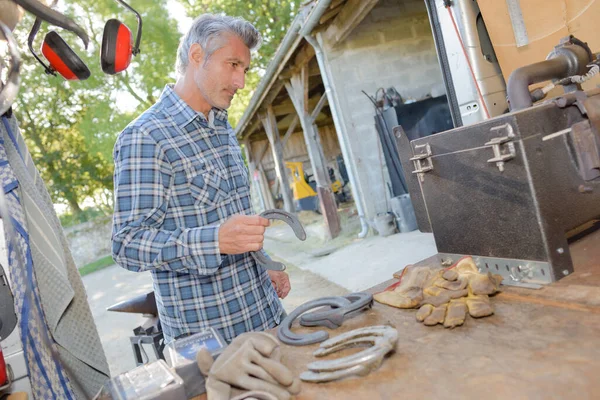 Homme Sabot Garniture Travailleur Soins — Photo