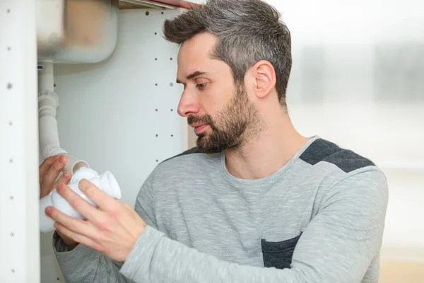 Hombre Teniendo Una Inspección Bajo Fregadero Cocina — Foto de Stock