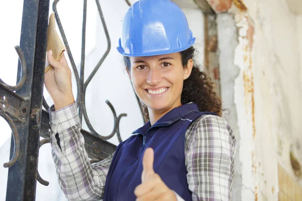 Feliz Mulher Construtor Mostrando Polegar Para Cima — Fotografia de Stock