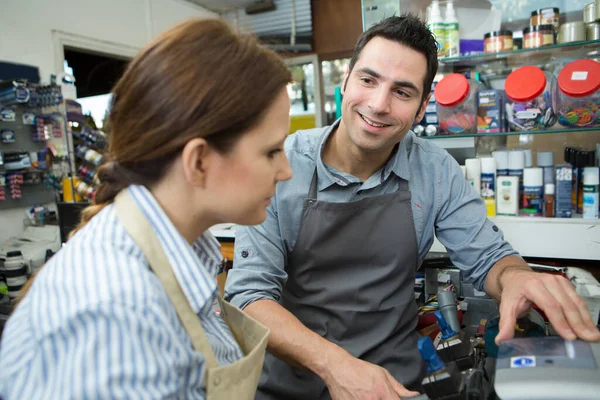 Vrouw Schoenmaker Steken Repareren Schoenen — Stockfoto