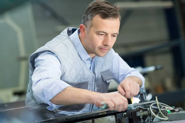 Portret Van Monteur Met Gereedschap — Stockfoto