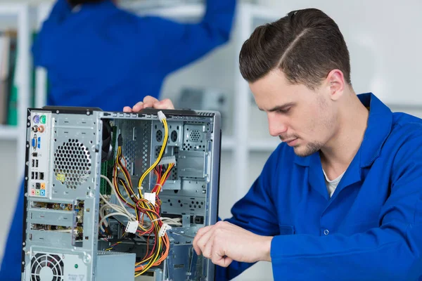 Joven Técnico Trabajando Una Computadora Rota Oficina —  Fotos de Stock