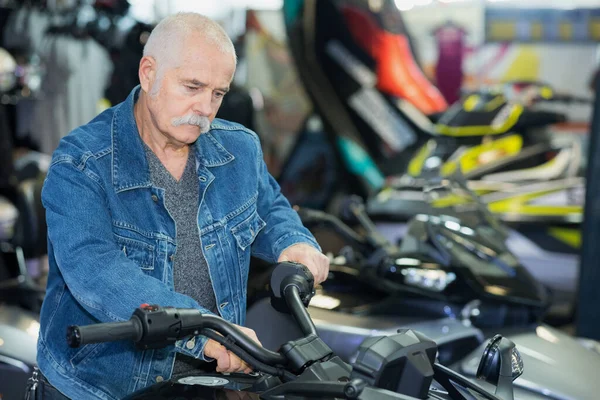 Senior Man Väljer Motorcykel — Stockfoto