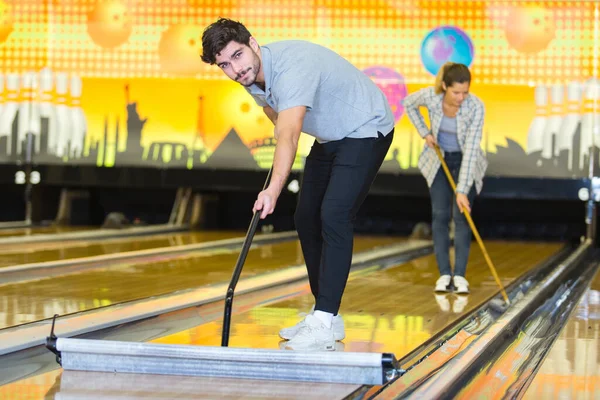 Équipe Nettoyage Travail Sur Bowling — Photo